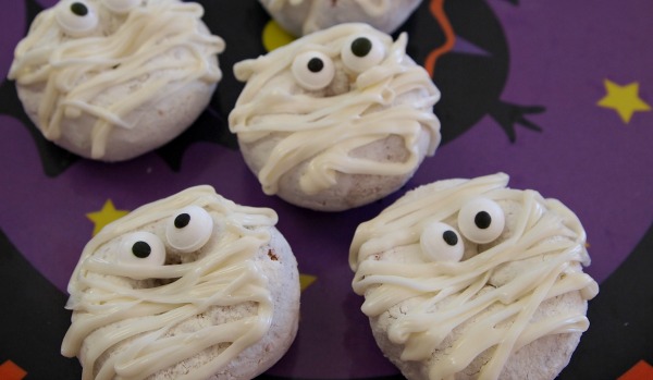 Halloween spooky kids food - mummy donuts